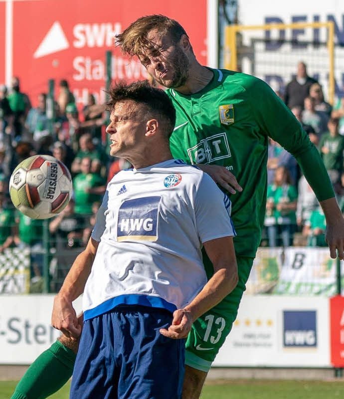 Angreifer Tommy Kind (l.) im Kopfballduell mit Chemiker Benjamin Schmidt.