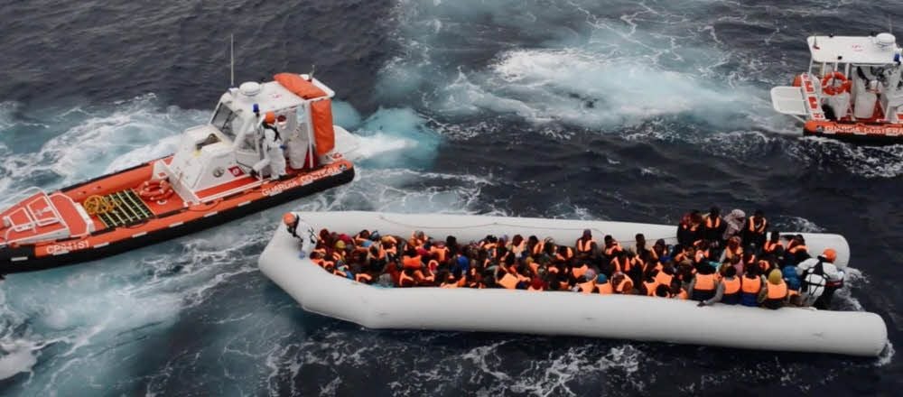 Fast täglich, so wie hier am 6. Dezember, bringen Suchschiffe der Frontex-Mission „Triton“ marode und überladene Boote mit Flüchtlingen im Mittelmeer auf.