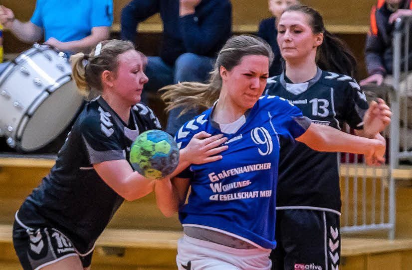 Julia Otto (am Ball), hier im Match gegen Dessau-Roßlau, erzielte gegen Niederndodeleben II acht Tore für Gräfenhainichen.