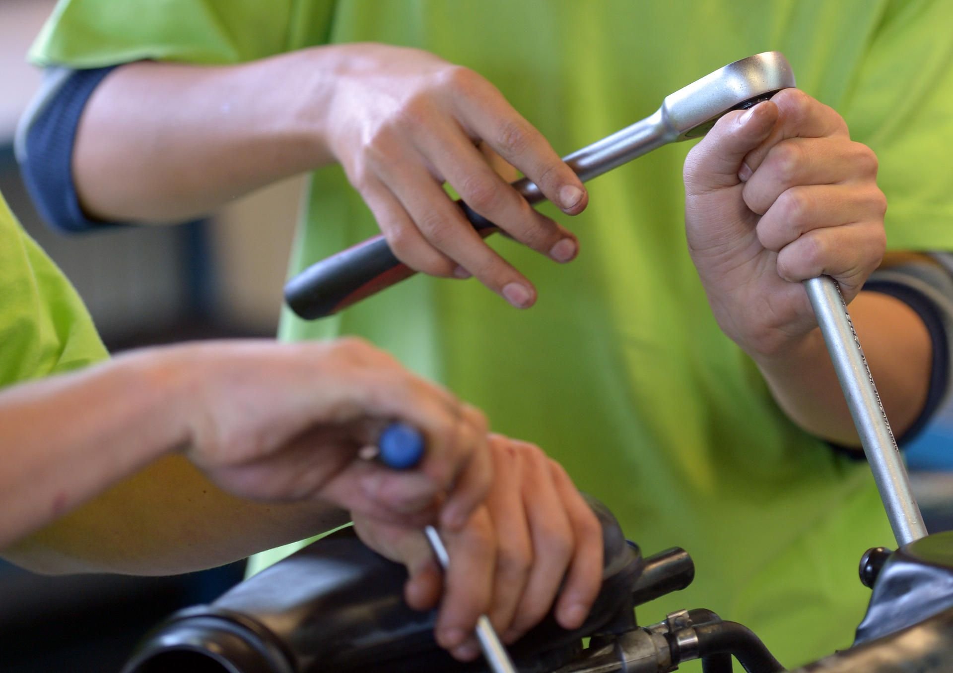Mit sogenannten Praxislerntagen wird künftig in Sachsen-Anhalt versucht, Handwerk, Industrie und Schule einander näherzubringen.