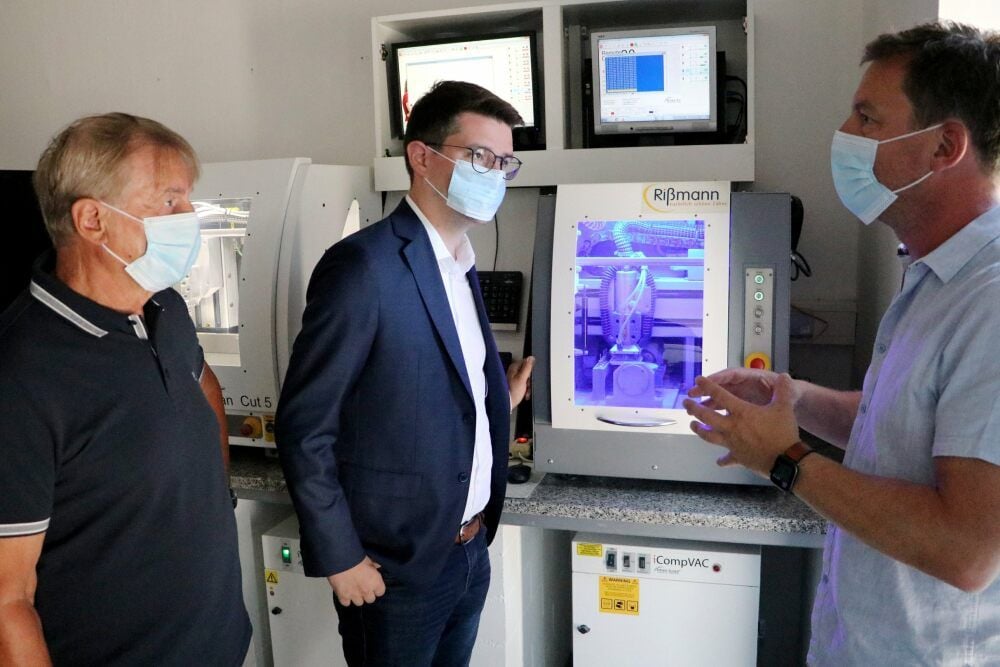 Jan Rißmann (rechts) gibt dem FDP-Bundestagsabgeordneten Marcus Faber Einblick in die Angebotspalette der Rißmann Zahntechnik GmbH in Jessen. Auch Probleme kommen zur Sprache.