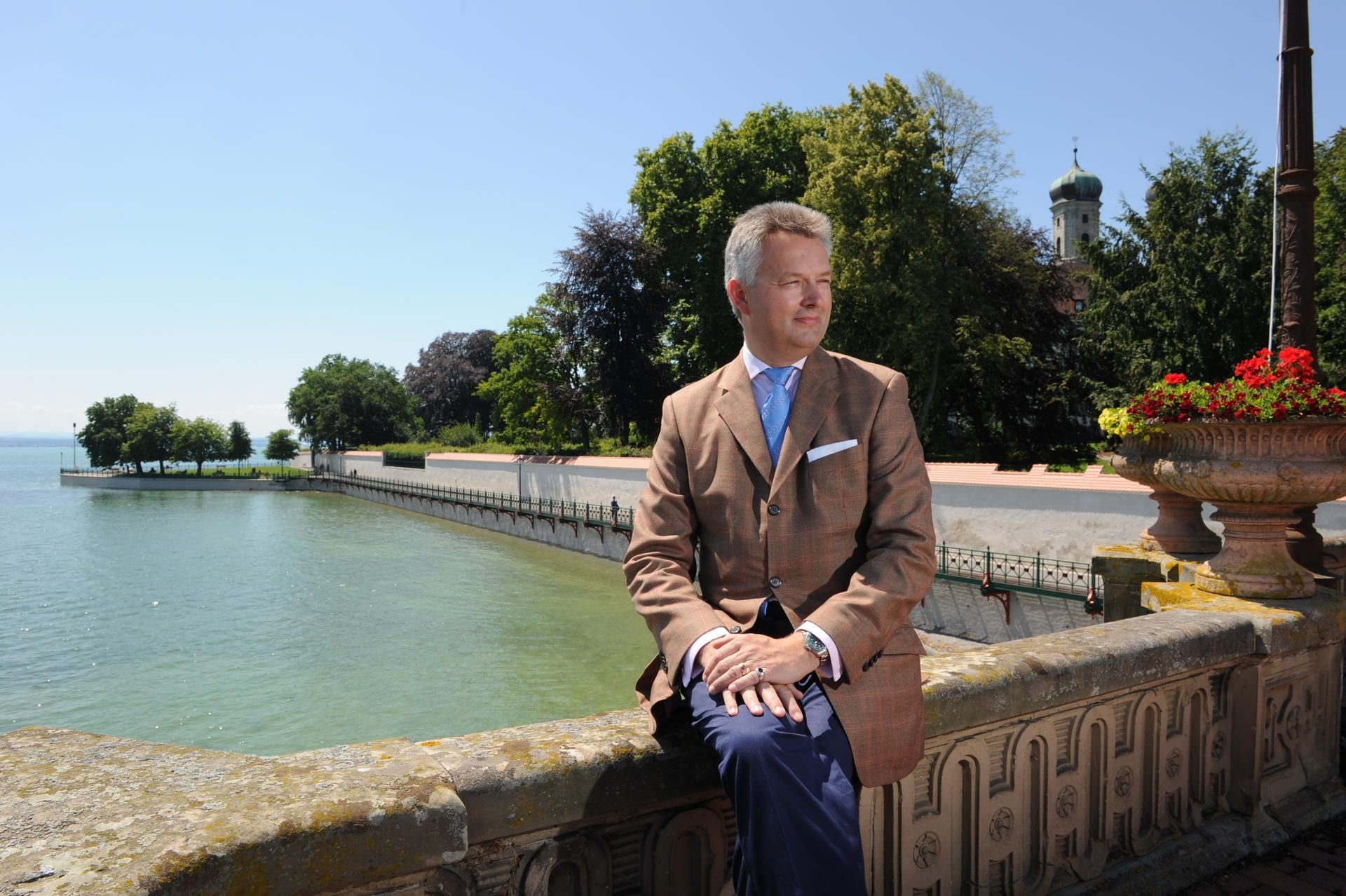 Friedrich Herzog von Württemberg am Bodensee auf dem Molesteg vor dem Schloss Friedrichshafen