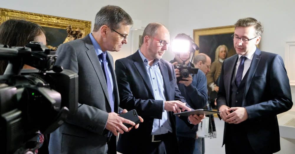 Museumschef Clemens Birnbaum, AV-Geschäftsführer Felix Thiele und Staatssekretär Thomas Wünsch (v. l.) probieren das „Händel-W-Lan“ aus.