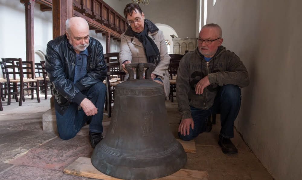 Vorsitzende Barbara Monse, Hubert Skupin und Joachim Götze (r.) vom Verein der Klosterbrüder mit der neuen Glocke für die Klosterkirche in Zscheiplitz.
