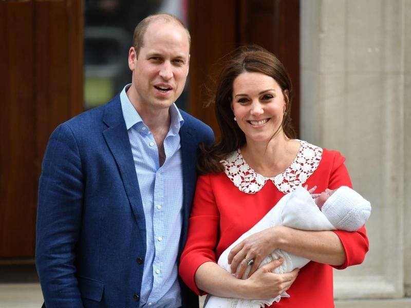 Der britische Prinz William und Herzogin Kate mit ihrem neugeborenen Sohn Prinz Louis vor dem St. Mary's Hospital im Stadtteil Paddington. Foto: John Stillwell