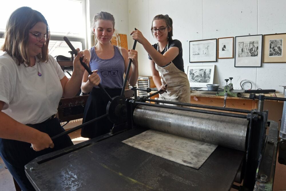 Pauline Müller, Michelle Hoffmann und Maike Jaenecke (v.l.n.r.) arbeiten gerade an der Druckwalze.