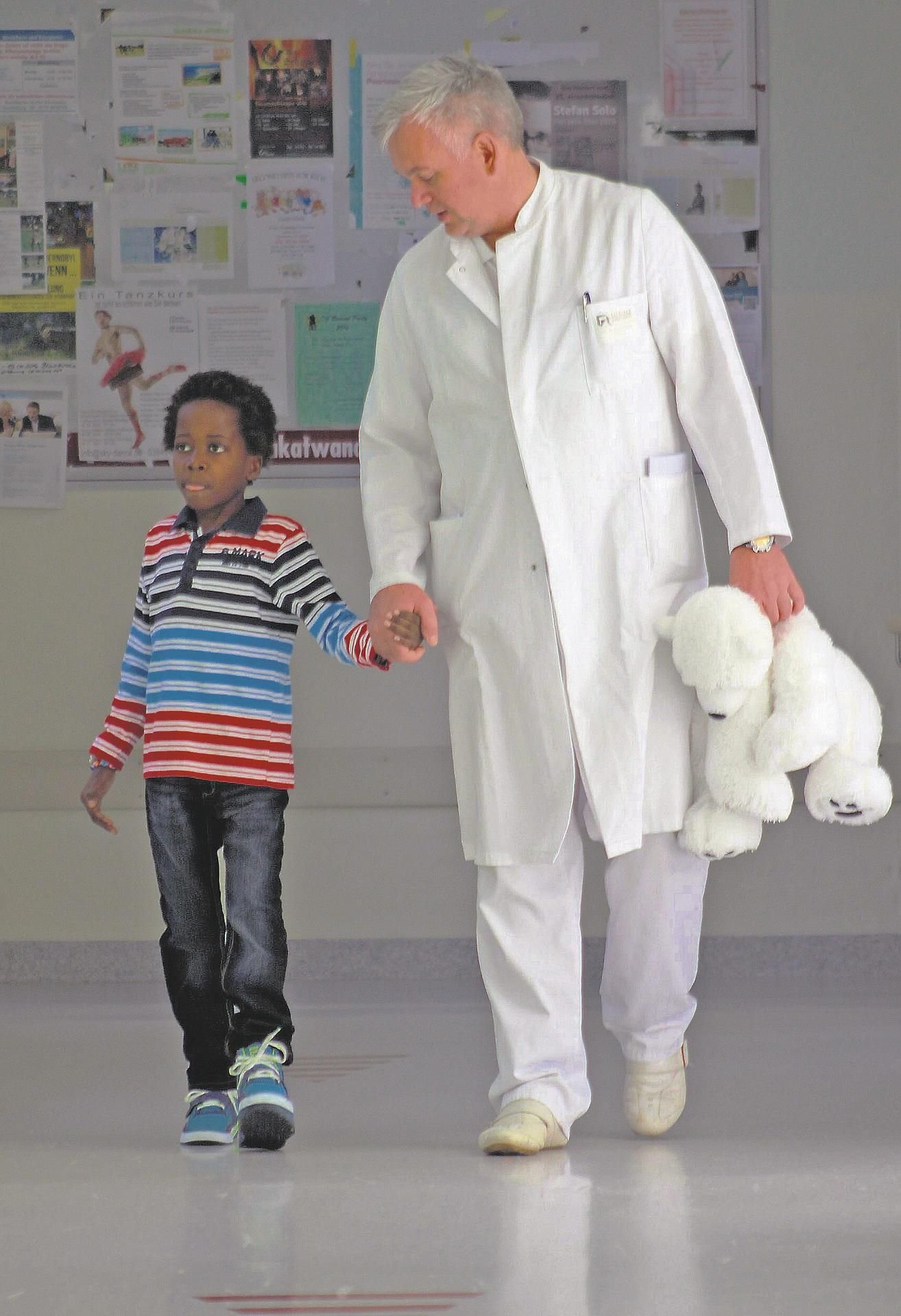Horazio, ein kleiner Angolaner - hier im Bild mit Chefarzt Alexander Krumnow - ist ein halbes Jahr am Harzklinikum behandelt worden.