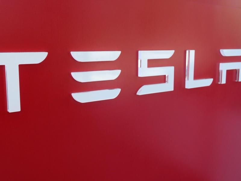 Tesla-Logo. Foto: Andrew Gombert/Illustration