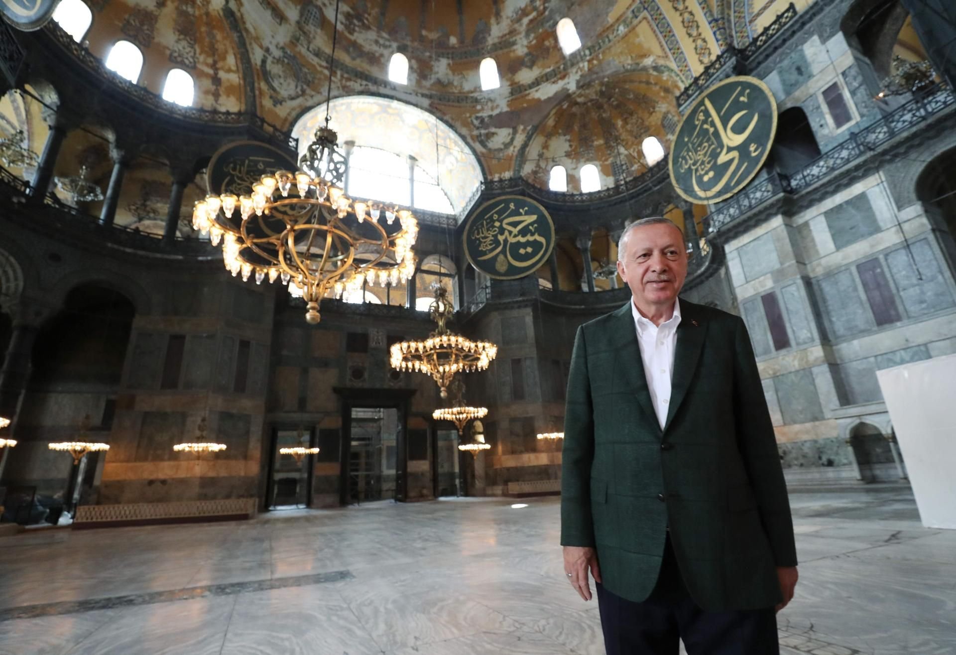 Der türkische Präsident Tayyip Erdogan steht in der Hagia Sophia Moschee.