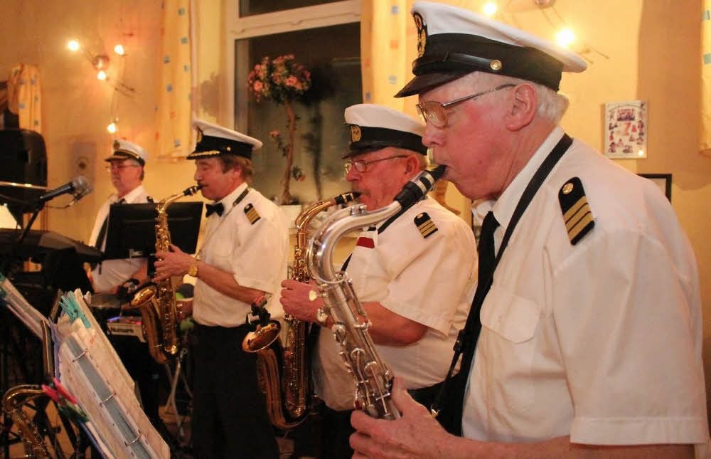 Die Band „Saxofive“ sorgte für musikalische Unterhaltung und die Ballgäste in Alsleben ließen sich nicht lange bitten.