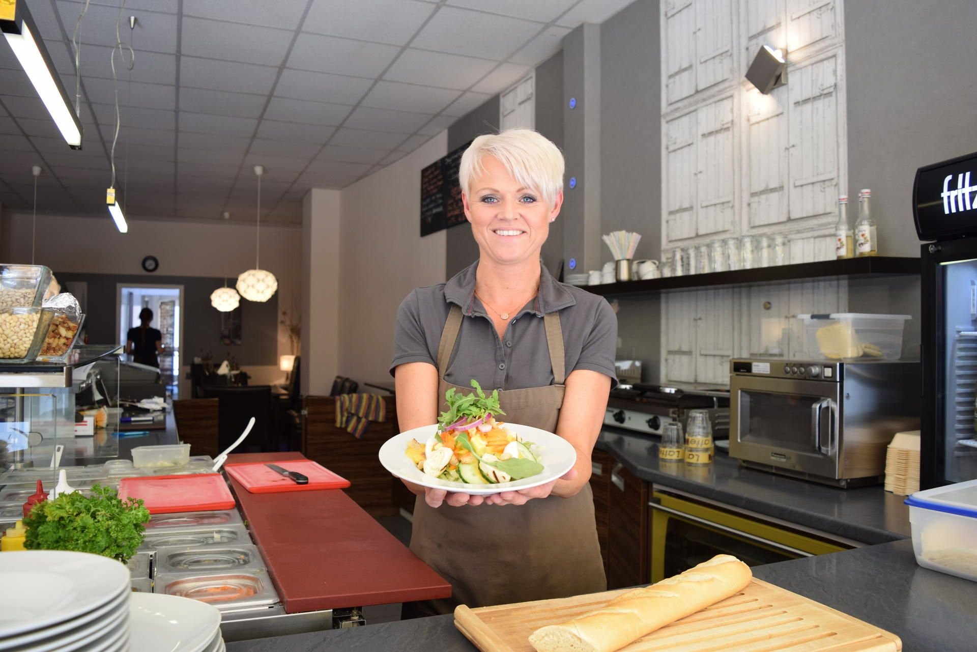 Nicole Lemaire, Chefin im „Ana & Joe’s“, mit dem neuen Sommersalat