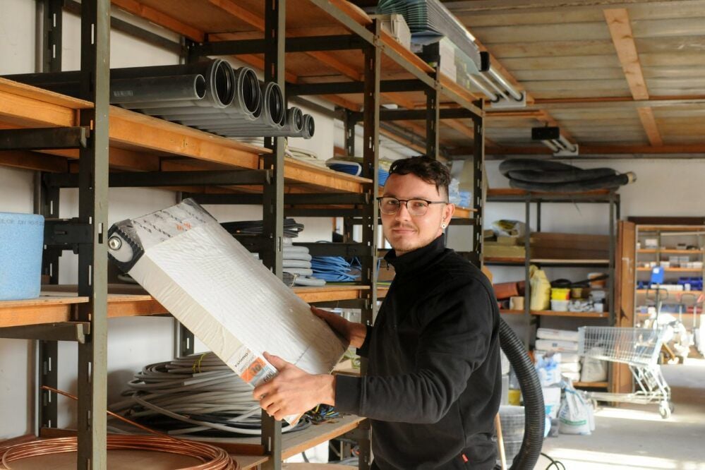 Bei seinem neuen Arbeitgeber in Nebra, einer Elektro-Installationsfirma, erweitert Rückkehrer Marcus Kolb den Bereich Haustechnik jetzt um die von ihm geschaffene und aufgebaute Abteilung Heizung und Sanitär. Zuvor war Kolb einige Zeit in Bayern tätig; dort erwarb er den Meistertitel.