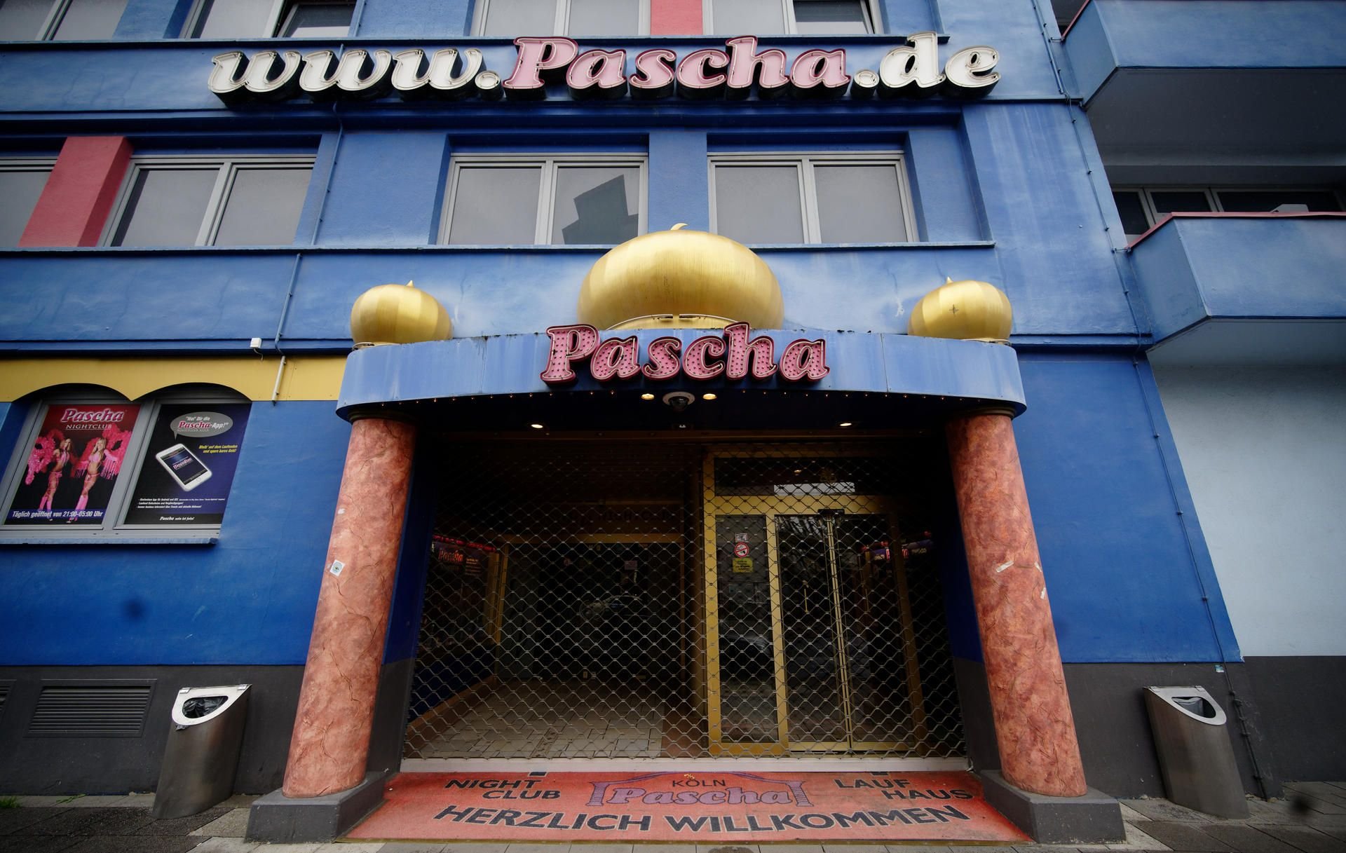 Gitter vor dem Eingang des Kölner Großbordells „Pascha“. Der bekannte Sexclub hat in der Coronakrise Insolvenz angemeldet.