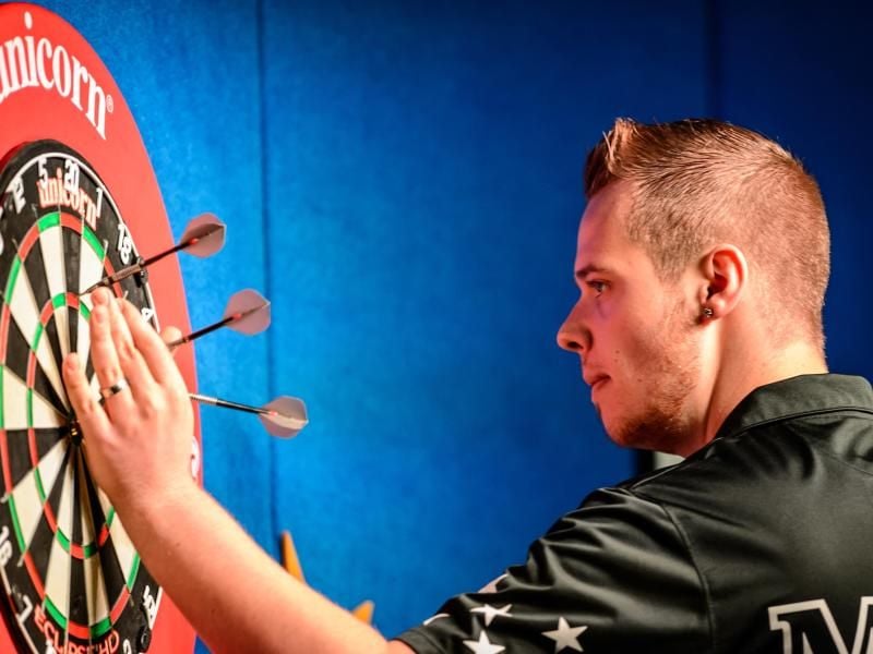Darts-Profi Max Hopp hat die German Open gewonnen. Foto: Thomas Eisenhuth