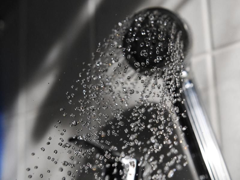 Reicht der Fliesenspiegel nicht bis in Höhe des Kopfes, kann beim Duschen in der Badewanne die Wand nass werden. Entsteht ein Mangel, muss der Mieter diesen auf eigene Kosten beseitigen. Foto: Jens Kalaene/dpa