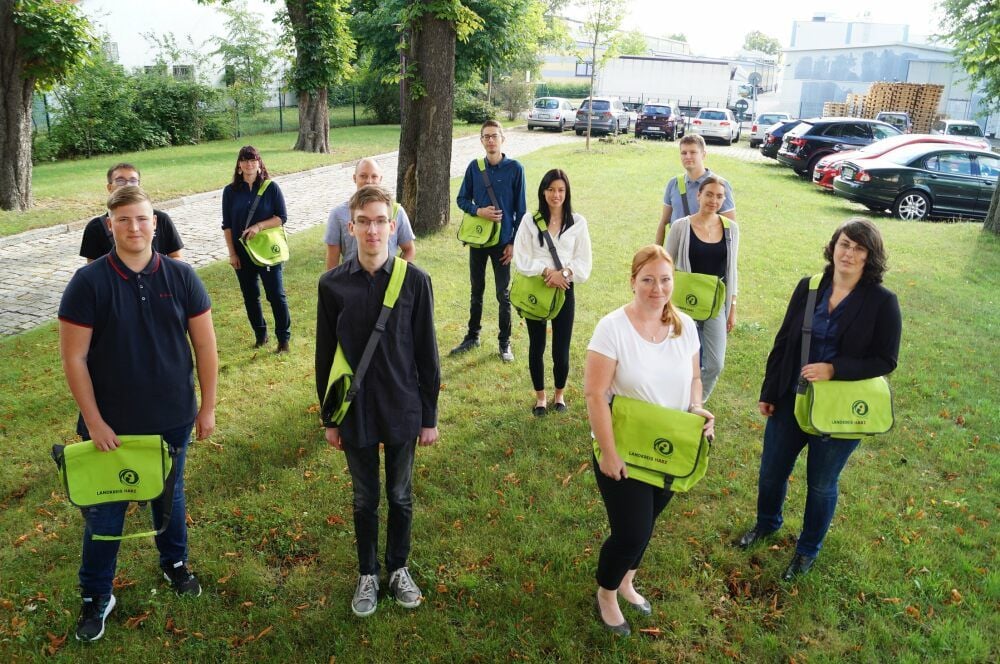 Diese elf Auszubildenden werden seit Montag in vier Fachrichtungen in der Verwaltung des Landkreises Harz ausgebildet.