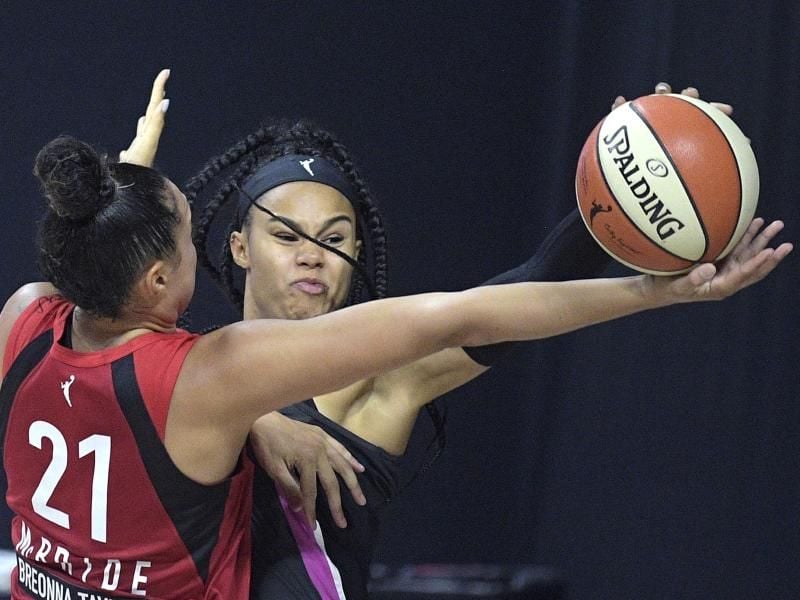 Satou Sabally (r) von den Dallas Wings in Aktion gegen Kayla McBride von den Las Vegas Aces. Foto: Phelan M. Ebenhack/AP/dpa