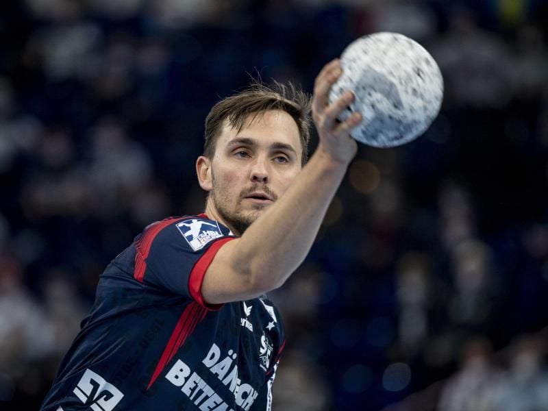 Hampus Wanne warf beim 30:25-Sieg seiner Flensburger beim Begrischen HC sieben Tore. Foto: Axel Heimken/dpa