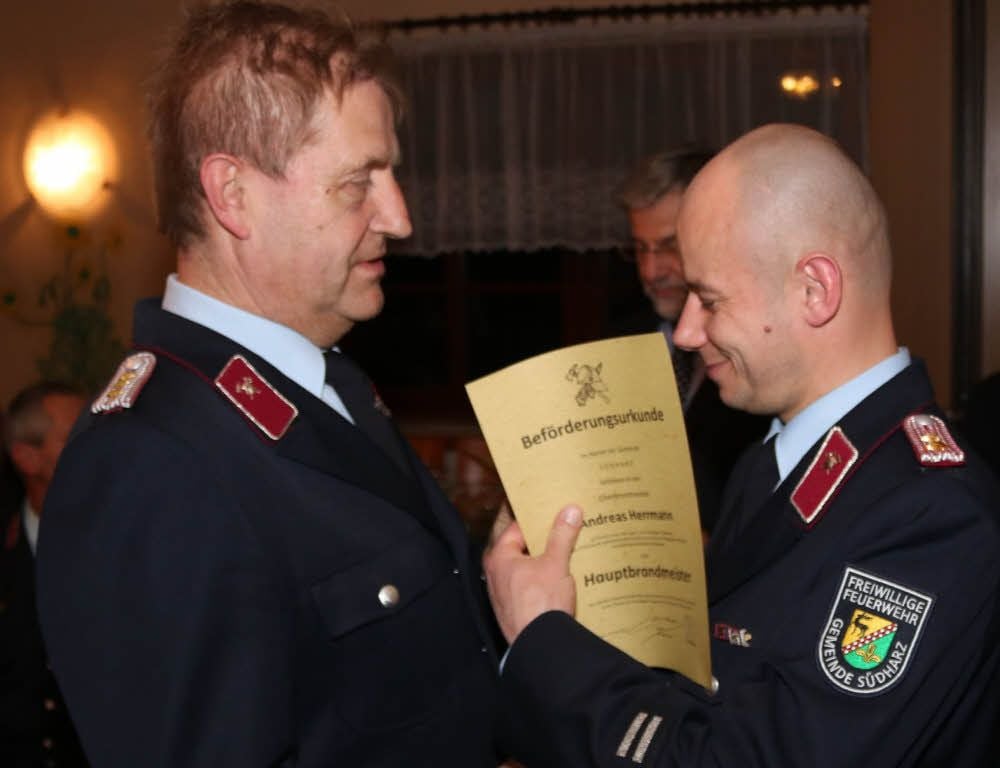 Wehrleiter Frank Reinhardt gratuliert seinem Stellvertreter Andreas Herrmann, der zum Hauptbrandmeister befördert worden ist.