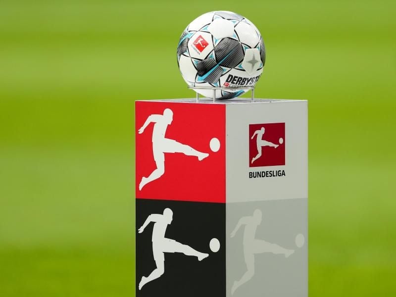 Nach der Corona-Pause wird der Ball in der Fußball-Bundesliga (vorerst) wieder rollen. Foto: Jan Woitas/dpa-Zentralbild/dpa