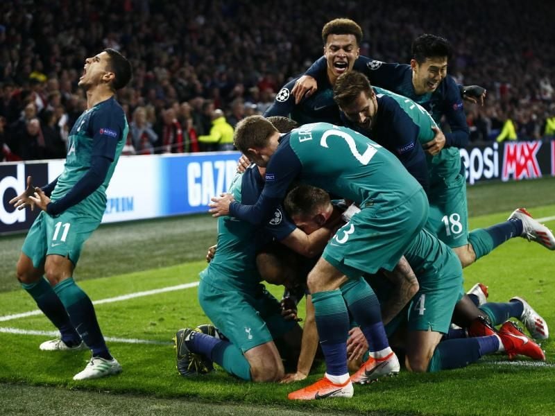 Die Spieler von Tottenham Hotspur feiern den allesentscheidenden Treffer von Lucas Moura zum 3:2 gegen Ajax Amsterdam. Foto: Peter Dejong/AP