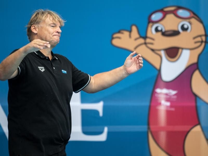 Nach dem Spiel hebt Bundestrainer Hagen Stamm vor dem Maskottchen der Veranstaltung, einem Otter, resignierend die Arme. Foto: Bernd Thissen