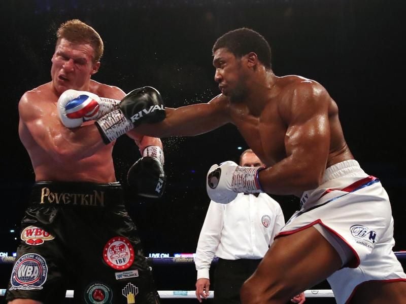 Anthony Joshua (r) landet einen Treffer am Kopf von Alexander Powetkin. Foto: Nick Potts/PA Wire