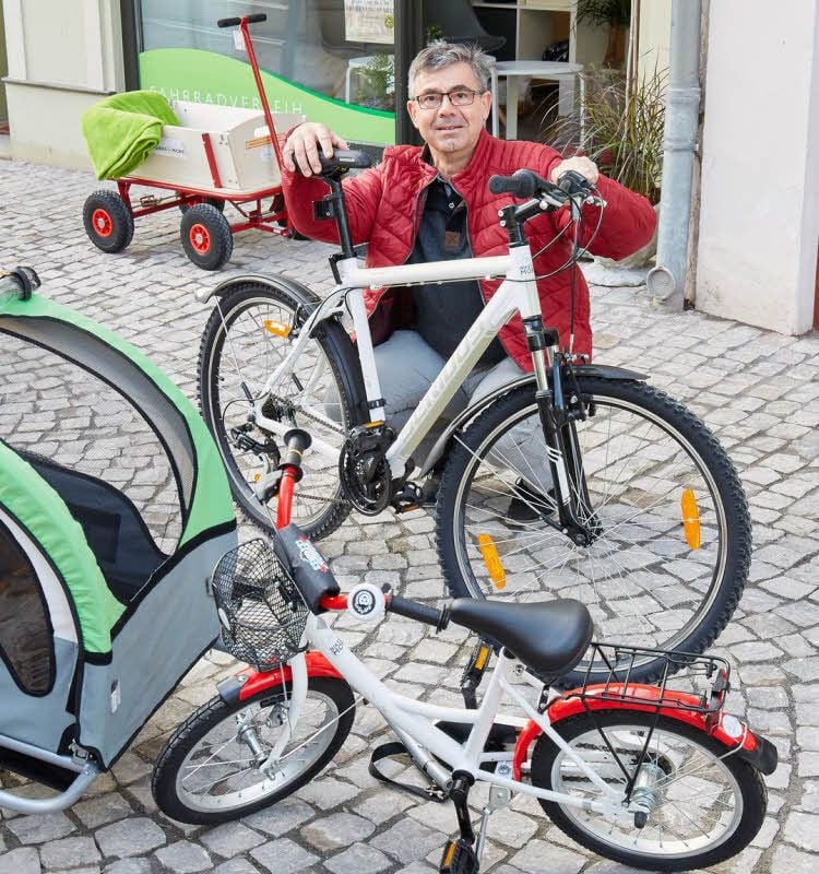 Jürgen Zopes verleiht am Bernburger Markt Fahrräder.