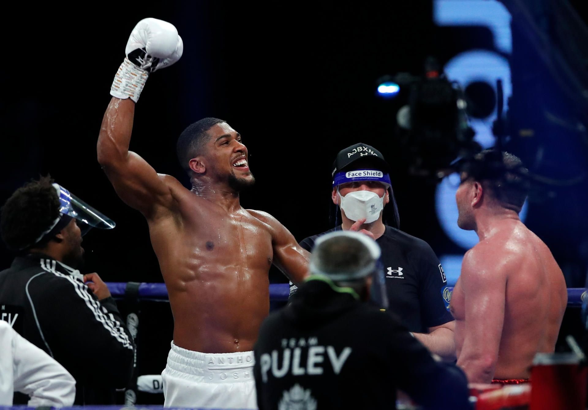 Boxweltmeister im Schwergewicht Anthony Joshua (2.v.l) feiert, nachdem er den Herausforderer Kubrat Pulew in seinem Titelkampf besiegt hat.