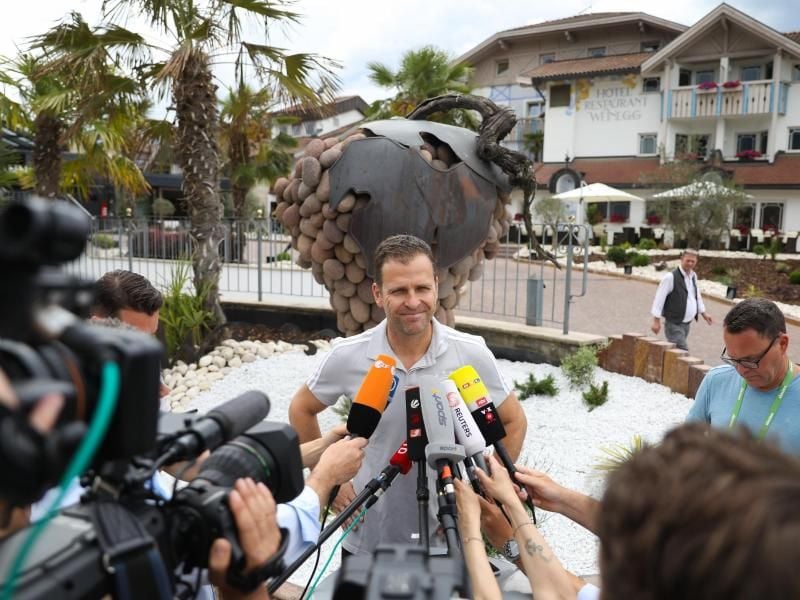 Team-Manager Oliver Bierhoff spricht nach der Ankunft der Mannschaft zu den Journalisten. Foto: Christian Charisius