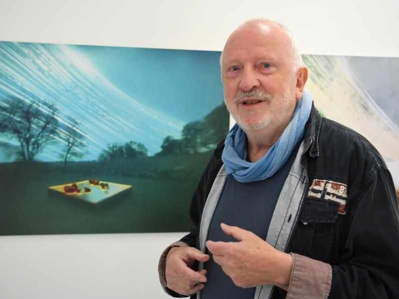 Der Fotograf Volkmar Herre zeigt seine Arbeit „Kunstort Wreechen”. Foto: Carmen Jaspersen
