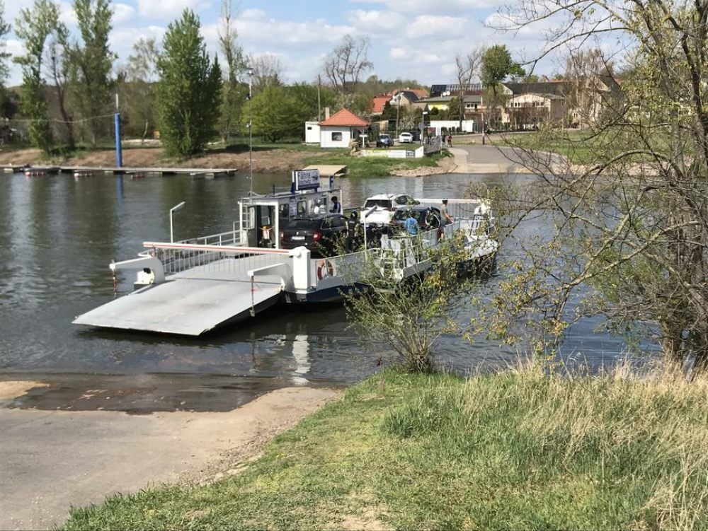Mit der Fähre in Brachwitz setzen Radfahrer und Autos über.