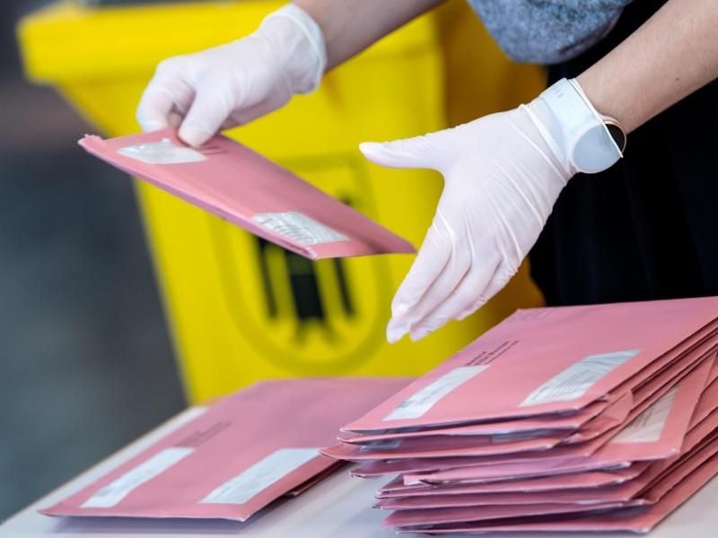 Wahlhelfer bereiten in München die Auszählung der Briefwahl vor. Foto: Sven Hoppe/dpa