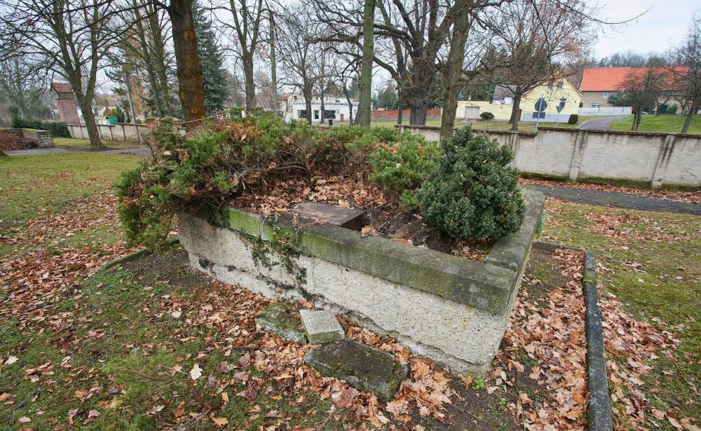 Auf einmal ist es weg: Das Ehrenmal auf dem Cörmigker Friedhof soll restauriert werden - und wurde dafür bereits abgeholt.