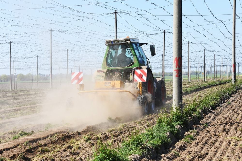 Der Traktor zieht eine Staubwolke hinter sich her, denn auf den Feldern der Region ist es viel zu trocken.