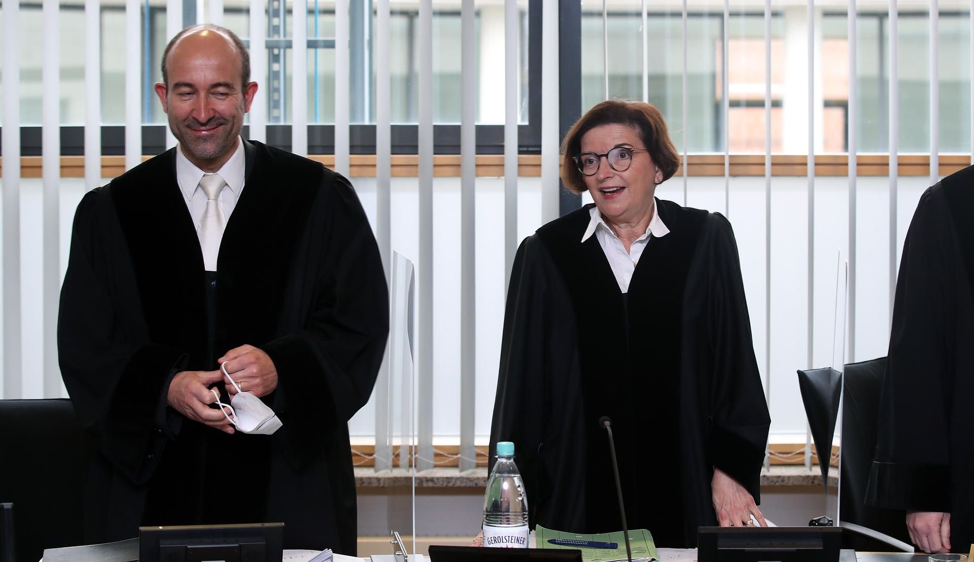 Ursula Mertens (r), Vorsitzende Richterin, und Richter Harald Scholz stehen zu Beginn der Verhandlung im Saal im Landgericht.