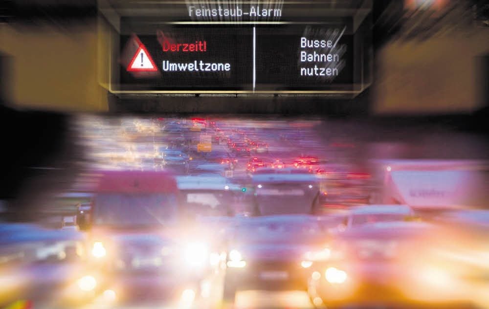 Für zu hohe Feinstaubbelastungen wird oft der Verkehr verantwortlich gemacht. Städte, wie hier Stuttgart, probieren mit Umweltzonen die Pkw-Nutzung zu verringern.
