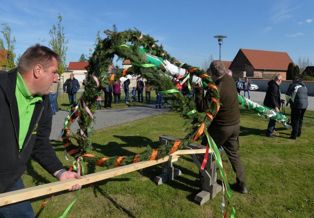 Mit dem Maibaum-Aufstellen hat der Verein eine weitere alte Tradition belebt.