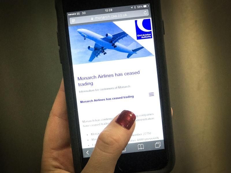 Auf dem Display eines Smartphones ist die Webseite der insolventen britischen Fluggesellschaft Monarch Airlines aufgerufen. Foto: Lauren Hurley