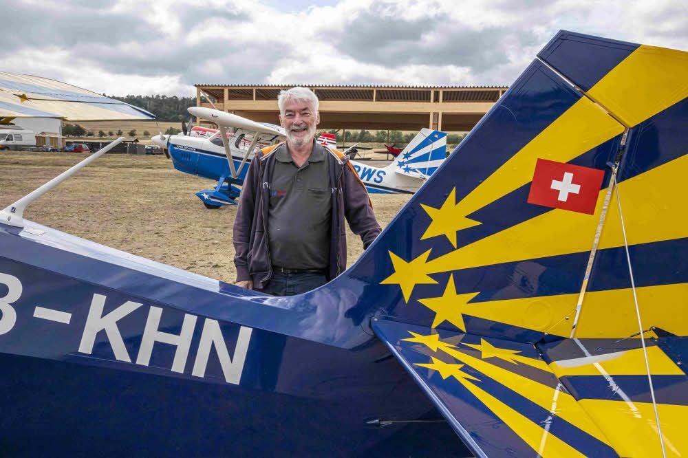 Pilot Hans-Peter Etter ist aus der Schweiz mit seinem Flugzeug vom Typ Decathlon nach Ballenstedt geflogen.