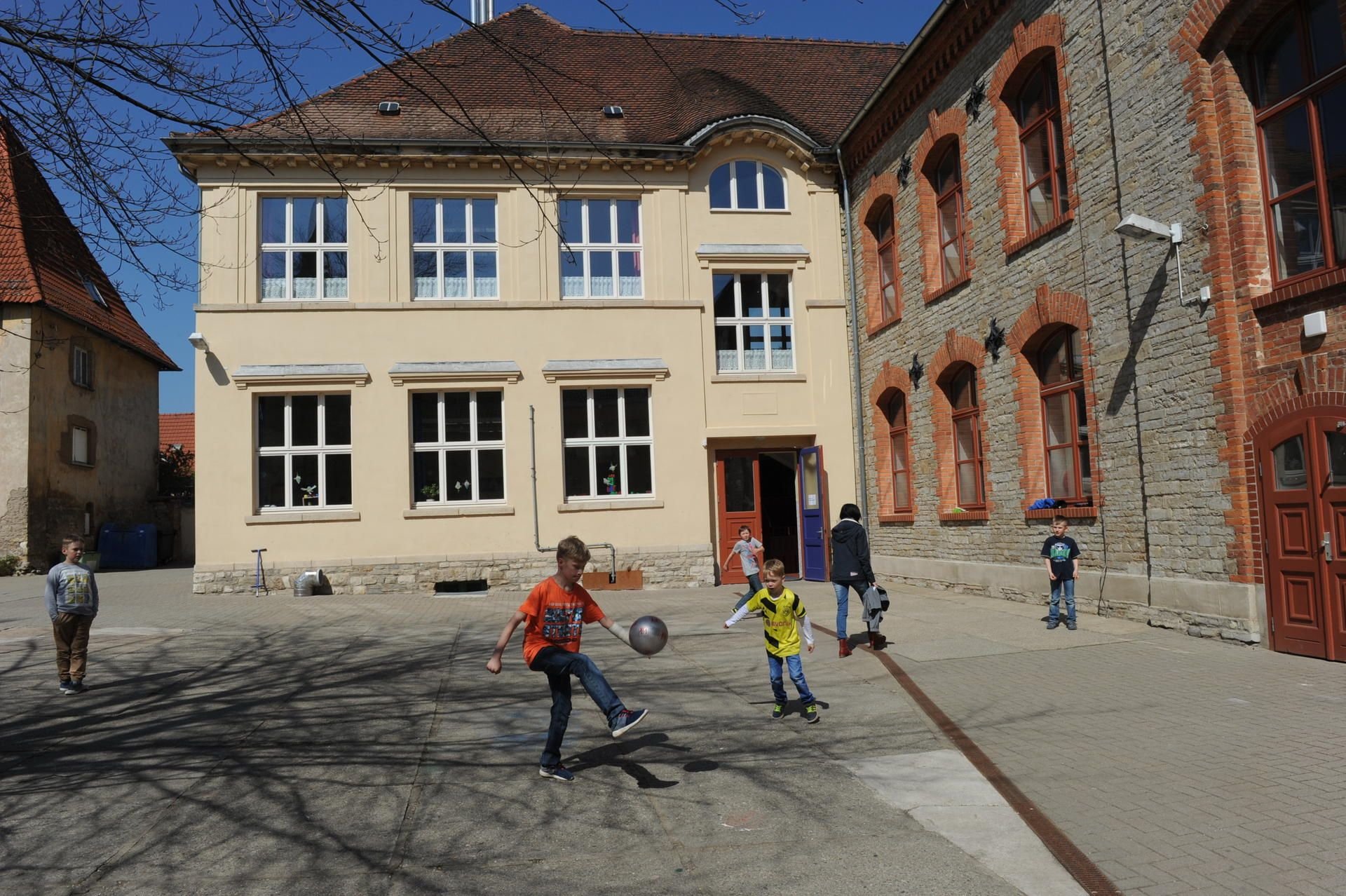 In der Grundschule in Gerbstedt wird eine neue Fluchttür eingebaut.
