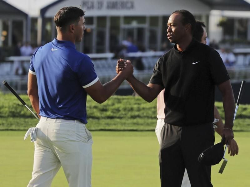 Tiger Woods (r) gratuliert Brooks Koepka nach der zweiten Runde bei der PGA Championship. Foto: Charles Krupa/AP