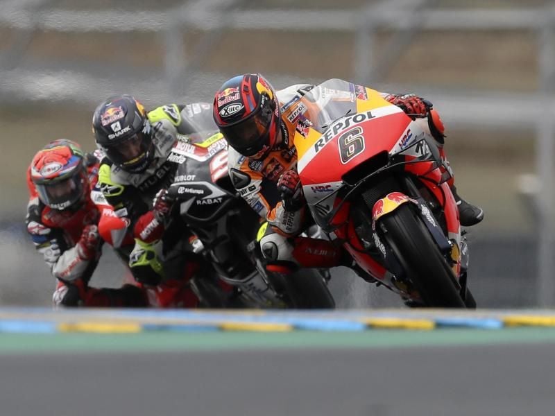 Stefan Bradl (r) holte in Frankreich Punkte. Foto: David Vincent/AP/dpa