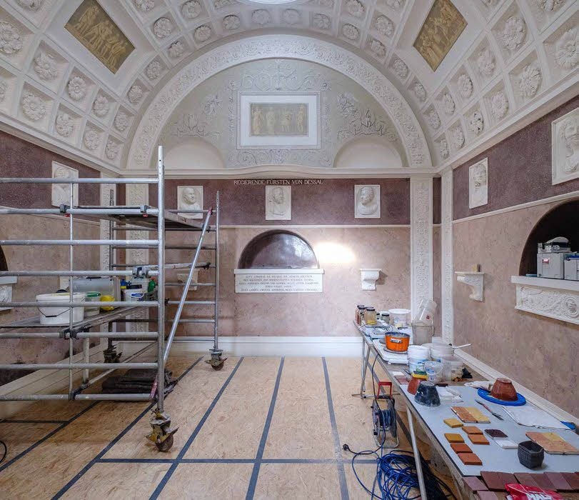 Durch das Hochwasser des Jahres 2013 blühte der Schimmel im Hauptraum des Monuments. Kompliziert ist die Rekonstruktion des Stuckmarmors.