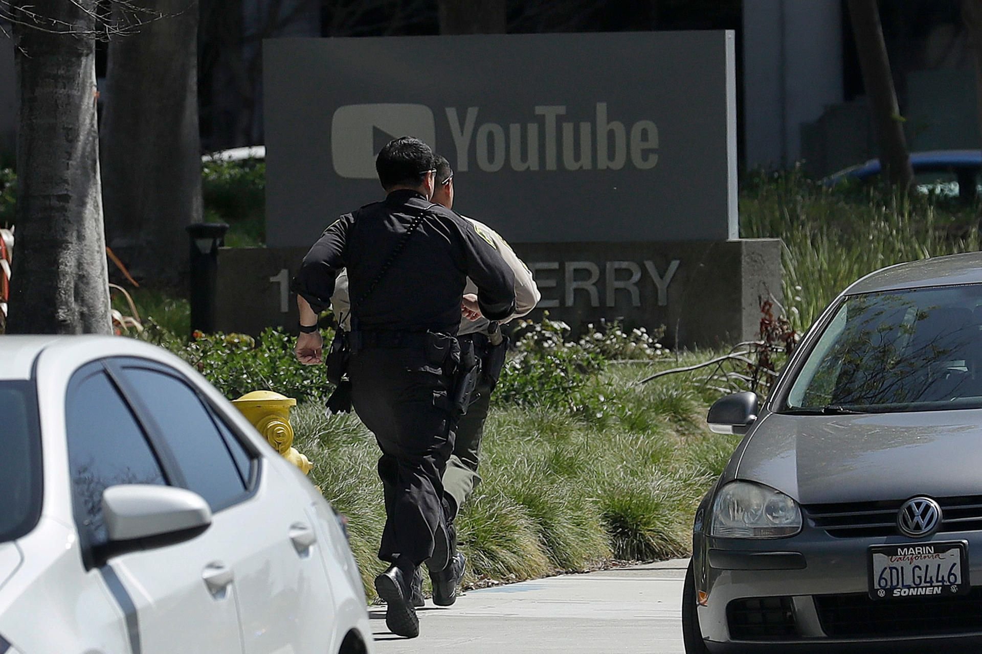 Ein Polizist rennt Richtung Youtube-Hauptquartier.