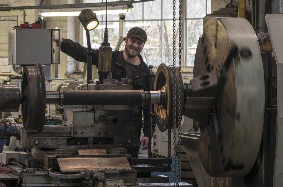 Die Harzer Schmalspurbahnen GmbH will künftig in einer eigenen Werkstatthalle den Fuhrpark warten. Instandhaltungsarbeiten werden bereits in Eigenregie durchgeführt.