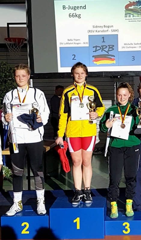 Sidney Bogun (MItte) bei der Siegerehrung im Sportzentrum Adlershof mit ihrer Finalgegnerin Bella Thiem (l.) aus Berlin und der drittplatzierten Michelle Sadecki aus Zschopau.