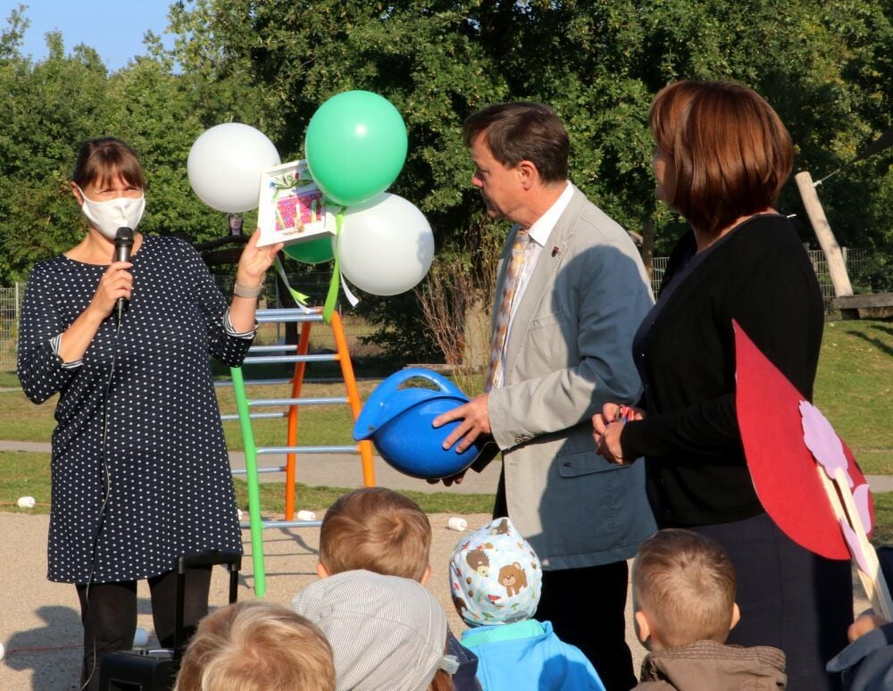 Michaela Richter übergibt an die Kindertagesstätte „Birkengrund“ in Schweinitz eine Spende von 850 Euro.