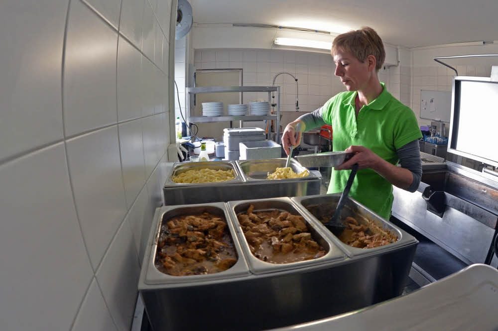 In der neuen Küche des Cafés am Eichengrund in Cochstedt kocht Katrin Gabriel fleißig.