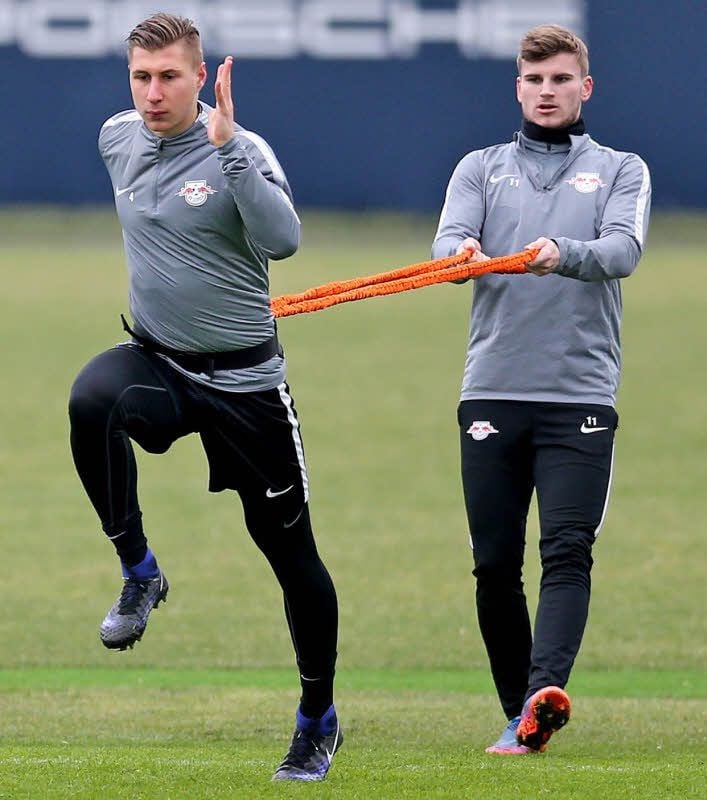 Timo Werner (r.) hält Willi Orban bei Sprintübungen am Gummiband.